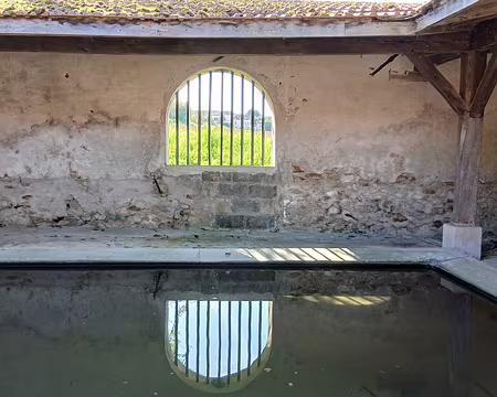 011 L’ancien lavoir municipal (XIXème siècle) du village de Bussy-Saint-Georges