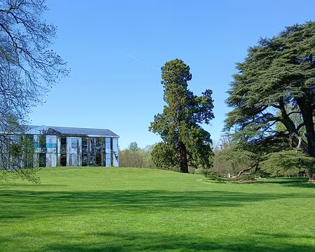 017 Le château du XVIIIème siècle, incendié à la Libération, puis reconstruit en 1957, a été recouvert de glaces sans tain et d’inox