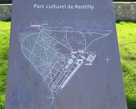 018 Le parc de Rentilly (50 ha) comprend un jardin anglais, un jardin à la française, et une partie boisée