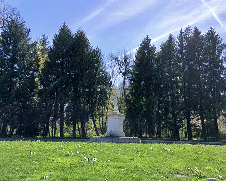 028 Le coin des poètes, clairière dans la partie boisée du parc