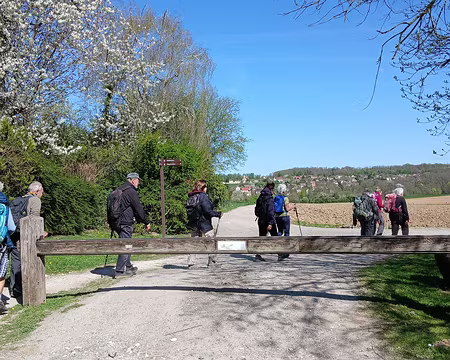 030 En direction de l’étang de la Brosse. Au loin, le village de Bussy