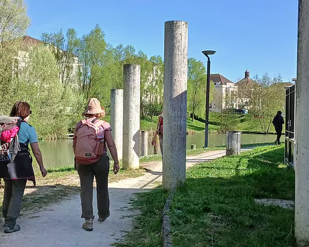 038 L’église est ceinturée par des piliers de béton …