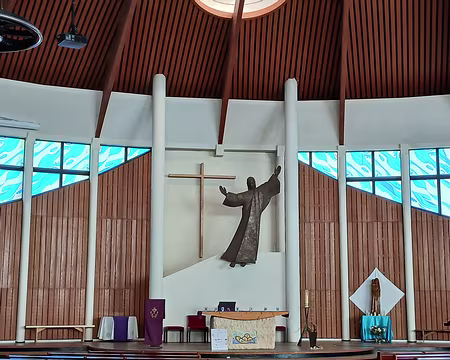 041 L’église Notre Dame du Val a été construite par le cabinet d’architectes Gonot – Marcenat. Verrières de Jean-Louis Lambert (2003)