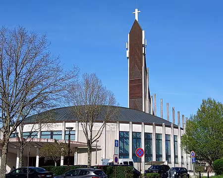 047 Cette « église du futur », avec son dôme de 40 m de diamètre, est le centre paroissial du Val de Bussy