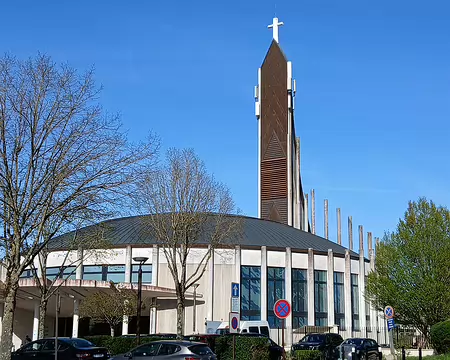 047 Cette « église du futur », avec son dôme de 40 m de diamètre, est le centre paroissial du Val de Bussy