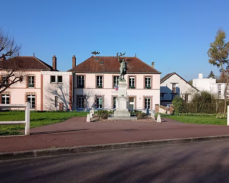 001 Départ de Longueville (Seine-et-Marne) pour une boucle de 19 km passant par les villages de Saint-Loup-de-Naud, Lizines, Sognolles-en-Montois, et Savins