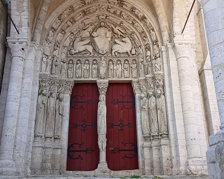 012 Le portail de l’église Saint-Loup, de style gothique primitif, est orné d’un tympan et de sept statues-colonnes (la colonne centrale représente saint Loup,...