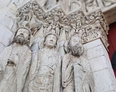 013 Détail des statues-colonnes et des chapiteaux ouvragés