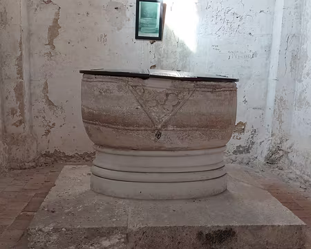 019 Cuve baptismale du XIIIème siècle (baptême par immersion)