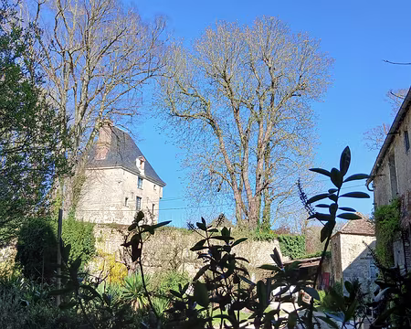 023 La Haute Maison (XIIIème siècle) est l’ancienne maison forte du prieuré bénédictin de Saint-Loup. Classée monument historique en 1990