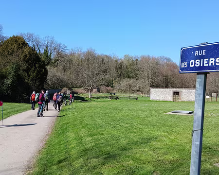 029 Dans la rue des Osiers en direction de l’aire de pique-nique de Saint-Loup-de-Naud