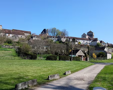 031 Dernière vue sur le beau village de Saint-Loup-de-Naud au riche patrimoine architectural