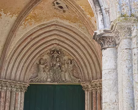 036 Le tympan (XIIIème siècle) de l’église Saint-Georges de Lizines représente le couronnement de la Vierge