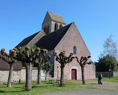 045 L’église Saint-Denis et Saint-Lié (XIIIème siècle) à Savins. Clocher carré avec toit en bâtière