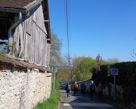 046 Dans la rue aux Prêtres (GR 11) à Savins