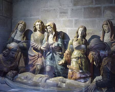 P1210111 Mise au tombeau en pierre calcaire (1522)