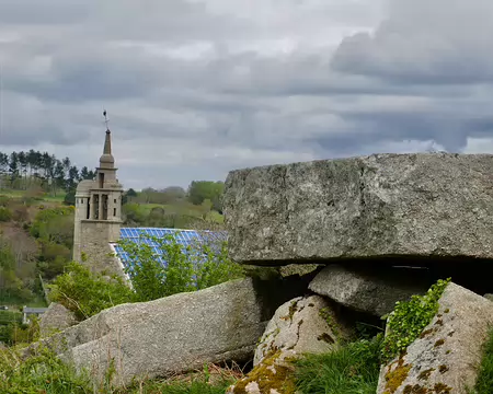 La roche plate et l'église avec son toit en réparation.