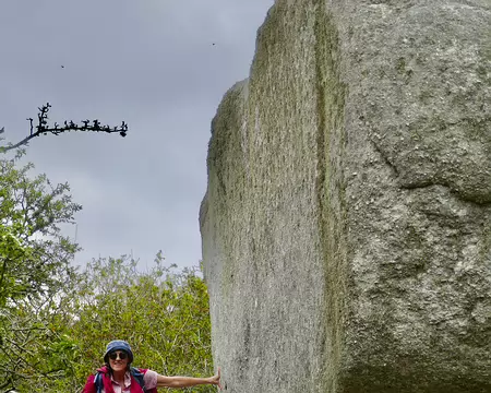 Isabelle essaie de faire tomber la roche branlante.