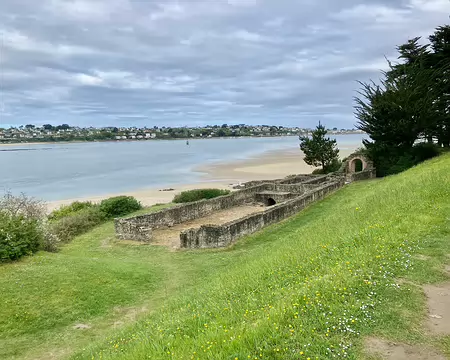Ancients thermes romains devant l'anse de Port Morvan.