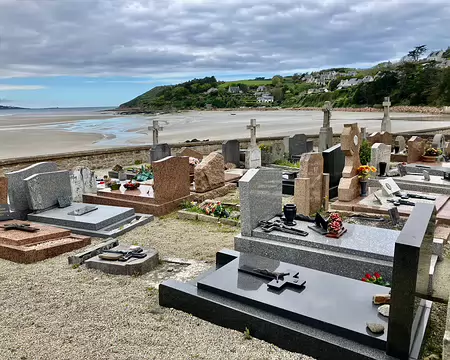 Le cimetière marin de St Michel-en-Grève.