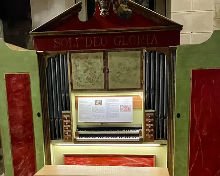 Petit orgue artisanal de l'église de St Michel-en-Grève, construit à Ugine par un passionné.