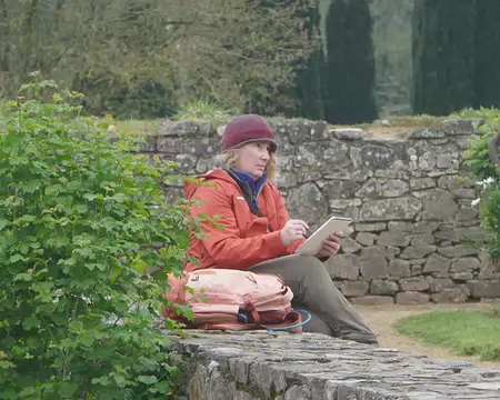 Marina dessine et peint le château de la Roche-Jagu.