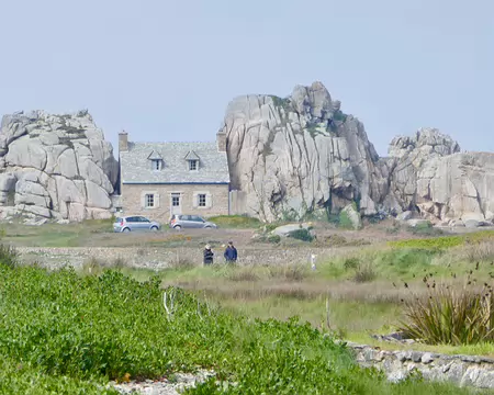 La maison entre les rochers.