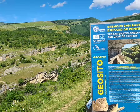 20250529133718 L'ermitage est incrusté dans la roche.
