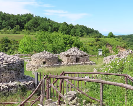 20250529150406 Des constructions paléolitiques de 40 000 ans ont été restaurées en 2012 par des experts.