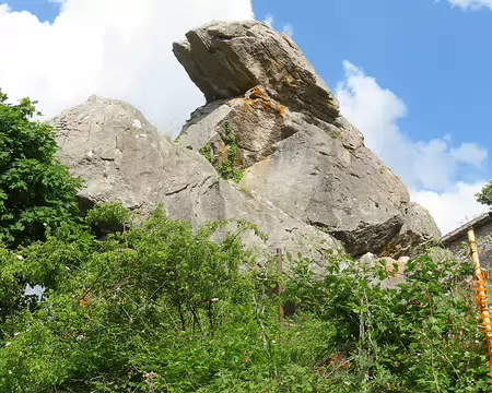 20250602160130 Ce rocher fait partie du village de Roccacaramanico