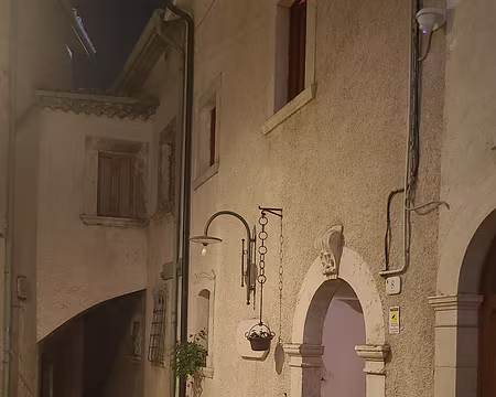 20250603213451 Les jolies portes de notre hôtel 