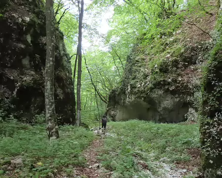 20250604165756 La descente vers Scanno se fait par une autre vallée, dans des gorges.