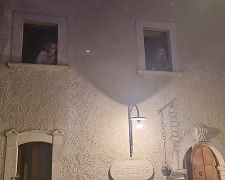 20250604210339 Un charme descend sur le photographe...