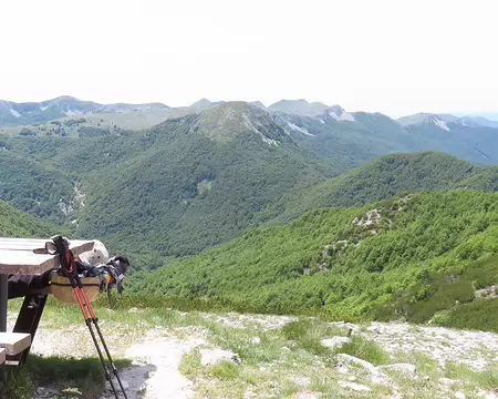 20250605132308 Bernard en train de se reposer sur le banc après le pique-nique (si, si, on aperçoit son chapeau blanc...)