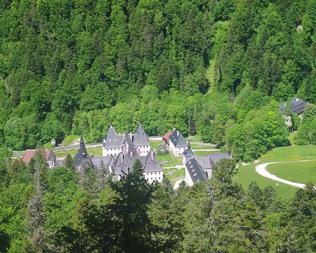La Grande Chartreuse vue depuis le GR 9 La Grande Chartreuse vue depuis le GR 9