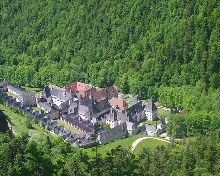 La Grande Chartreuse vue depuis le GR 9 La Grande Chartreuse vue depuis le GR 9