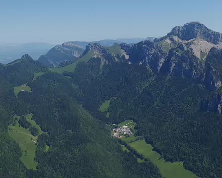 Charmant Som 1867 m La Grande Chartreuse en contrebas et le mont Blanc à droite