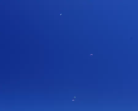 Essaim de parapentes au-dessus de Charmant Som Essaim de parapentes au-dessus de Charmant Som