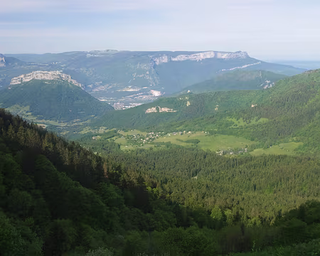 Vue vers le Vercors au fond, et l’« île Néron » à gauche (rien à voir avec l’empereur romain d’après Wikipedia) Vue vers le Vercors au fond, et l’« île Néron » à gauche (rien à voir avec l’empereur romain d'après Wikipedia)