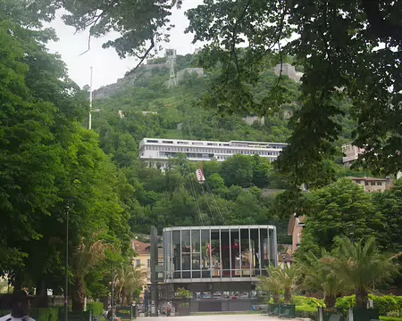 Retour à la vie urbaine et à ses dures réalités Retour à la vie urbaine et à ses dures réalités
