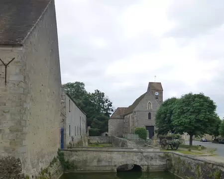 P1210164 Les douves du château et l'église