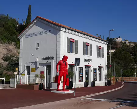 ... transformée en agence immobilière.