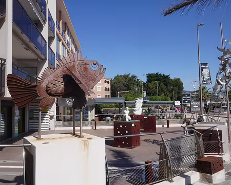 Beaucoup d'œuvres d'art devant l'office de tourisme de Théoule.