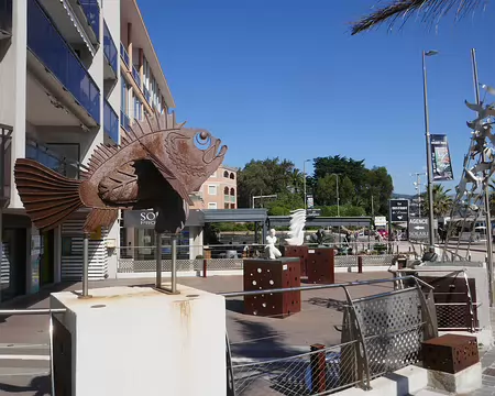 Beaucoup d'œuvres d'art devant l'office de tourisme de Théoule.