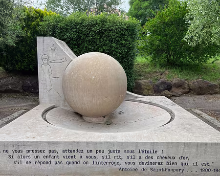 Vu à Agay. Quelle relation entre Agay et Saint-Exupéry ? Réponse à la fin.