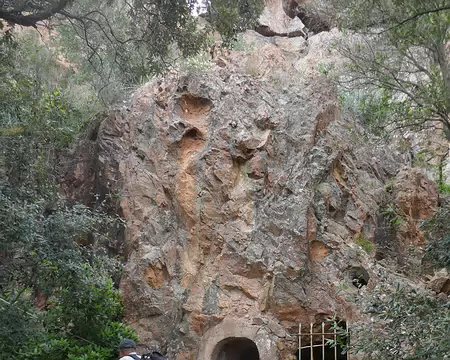 Grotte-chapelle de St Honorat. Il a quitté cet ermitage car il était trop dérangé par les randonneurs.
