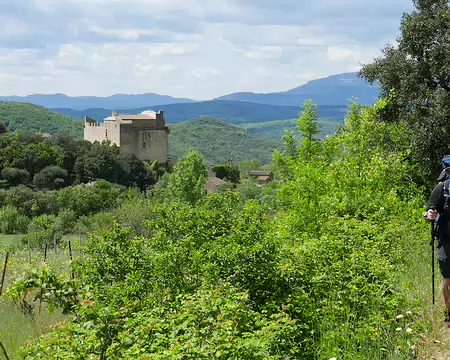 2025-05-08 12-40-12 Le château de Dio depuis le GR7 : place forte médiévale dont la construction s'échelonne du XI siècle au XIV siècle.