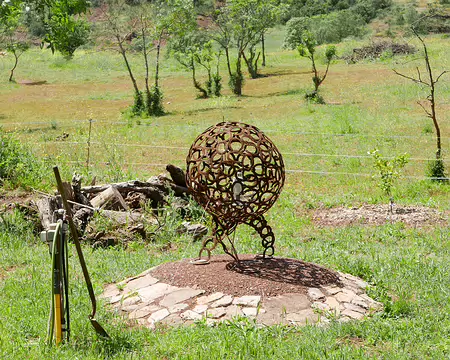 2025-05-08 13-06-56 Artiste qui implore la chance dans son jardin.