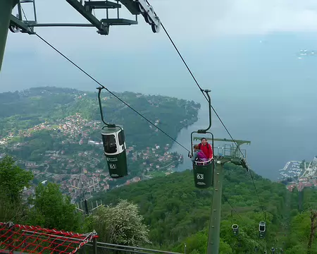 P1350999 Montée pépère dans des seaux (ou des poubelles ?)
