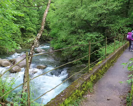20250510 (10) Pont sur la rivière qui coule près de Cicogna et jusqu'à Intra.